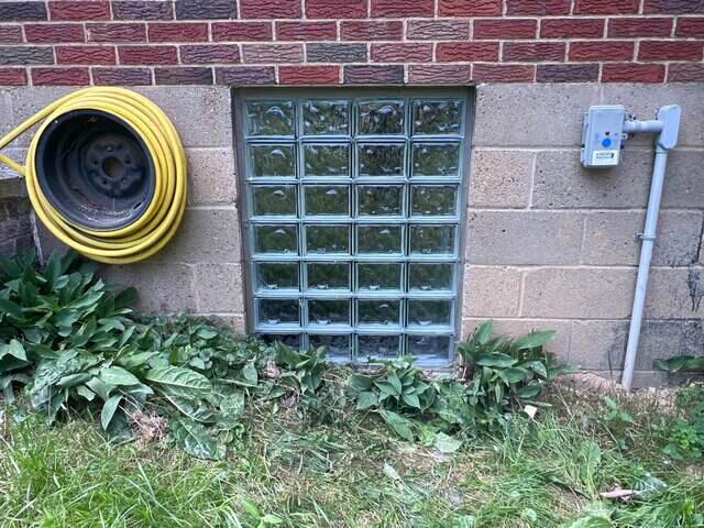 (4) Glass Block window with no air vents/ Wave Pattern