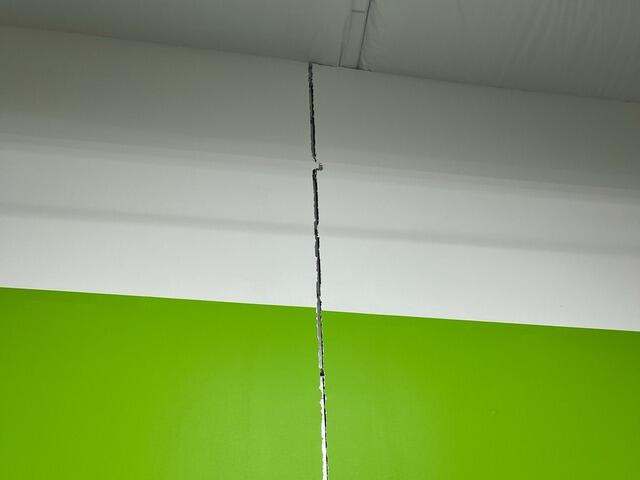 A view of a vertical crack inside the commercial building.