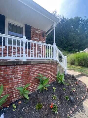 White 36" Superior T Vinyl Railing with Colonial Balusters / (2 Rail Horse Rail)