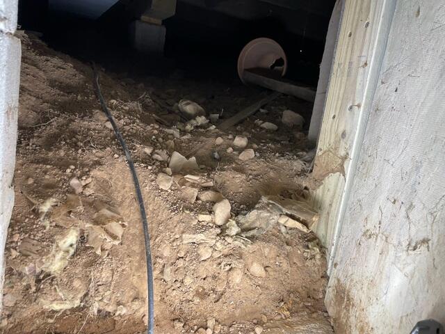 Gross Crawlspace
