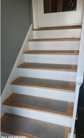 Foyer stairs to upper level