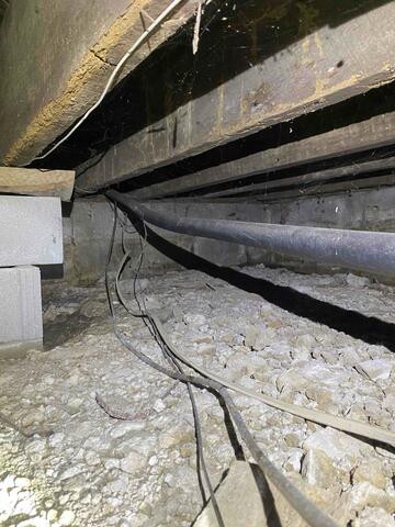 Humid Crawl Space (Before)