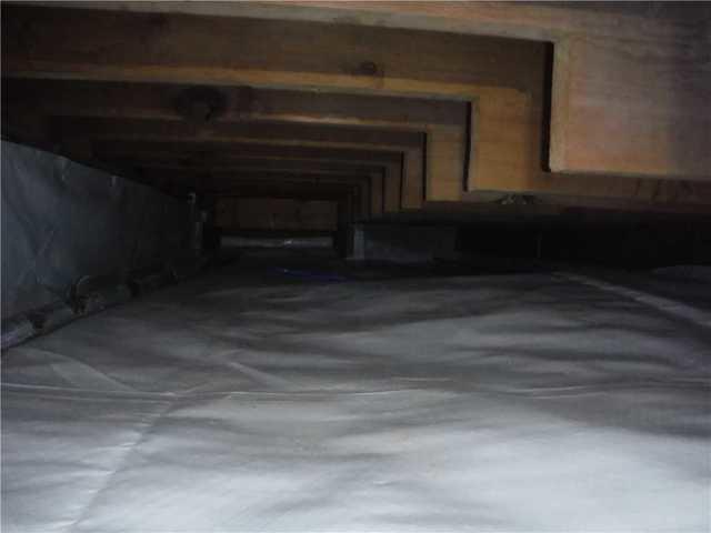 CleanSpace vapor barrier is installed on the walls and floor to prevent the water that naturally enters through the floor from affecting the crawl space.