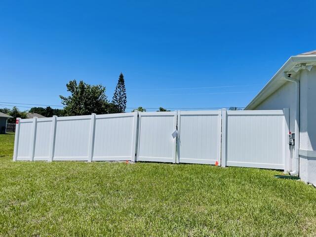 Vinyl Privacy Fence Company in Apollo Beach FL