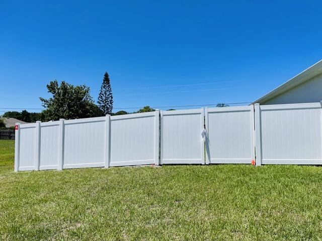 Vinyl Privacy Fence Contractor in Apollo Beach FL