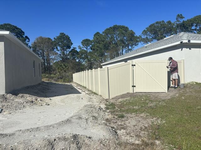 Vinyl Privacy Fence install Plant City FL