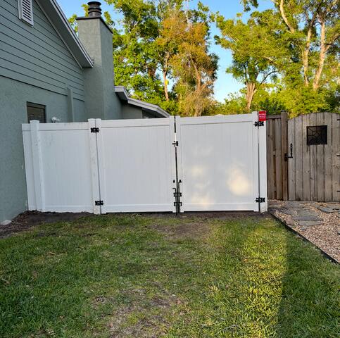 Vinyl Privacy Fence installation Sarasota FL