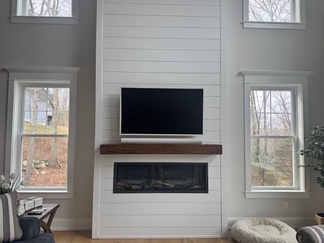 A Frame TV and Arc Soundbar complete this stunning living space.