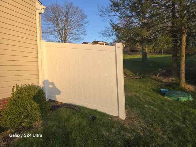 6' Acadia Privacy White Vinyl Fence / (1) 4' gate