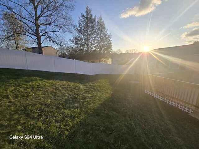 6' Acadia Privacy White Vinyl Fence / (1) 4' gate