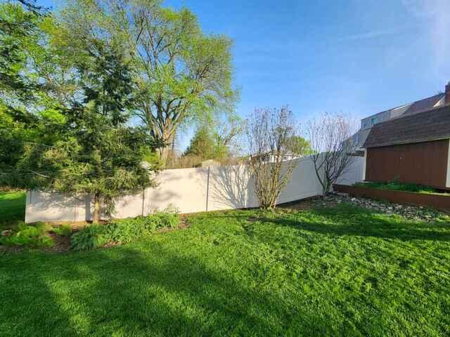 6' Acadia Privacy Almond Vinyl Fence / (1) 4' gate