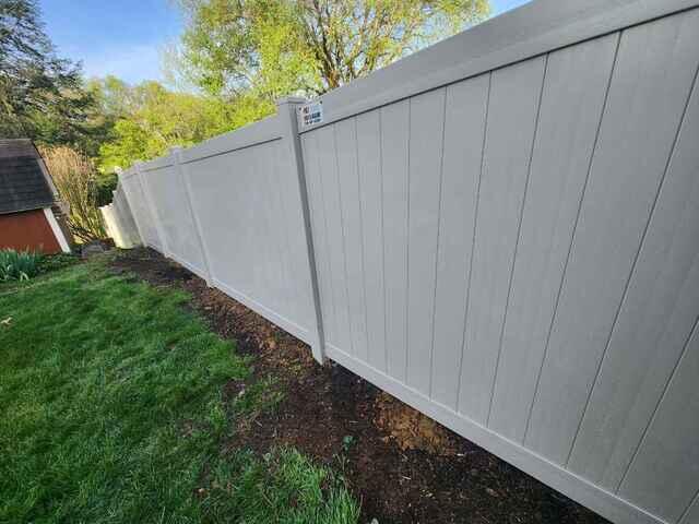6' Acadia Privacy Almond Vinyl Fence / (1) 4' gate