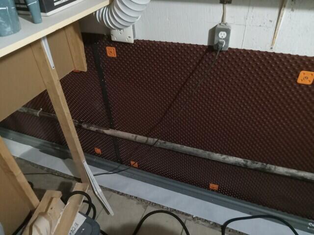 Trench with internal drainage system