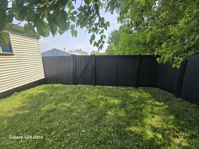 6' Privacy Black Fence Vinyl Fence / Black 36" Aluminum Railing.
