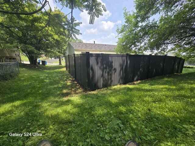 6' Privacy Black Fence Vinyl Fence / Black 36" Aluminum Railing.