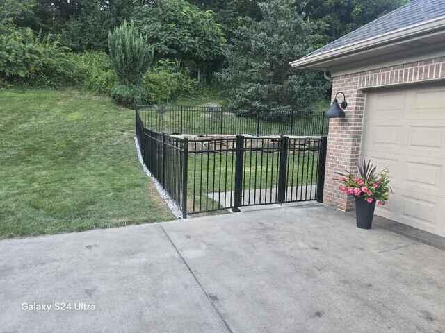 60" Chicago / 3 Rail Black Aluminum Fence.