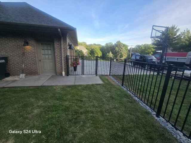 60" Chicago / 3 Rail Black Aluminum Fence.