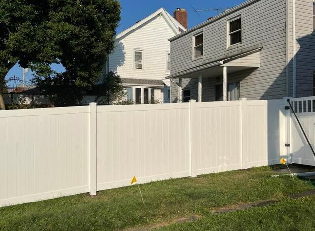 6' Acadia Privacy White Vinyl Fence/ (2) Gates (gates to be 6' Acadia with Vinyl Spindle top)