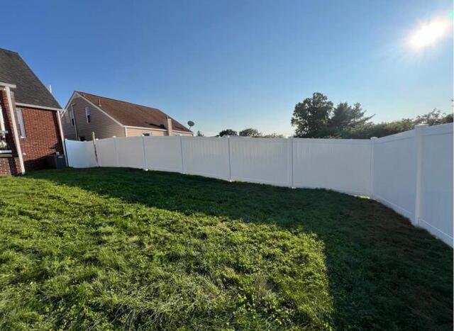 6' Acadia Privacy White Vinyl Fence/ (2) Gates (gates to be 6' Acadia with Vinyl Spindle top)