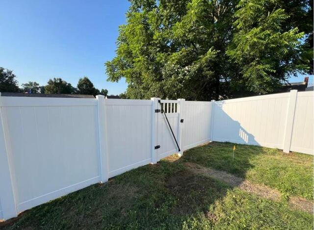 6' Acadia Privacy White Vinyl Fence/ (2) Gates (gates to be 6' Acadia with Vinyl Spindle top)