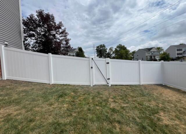 6' Acadia Privacy White Vinyl Fence / (1) 4' gate