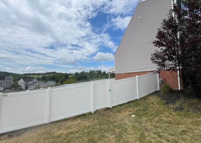 6' Acadia Privacy White Vinyl Fence / (1) 4' gate