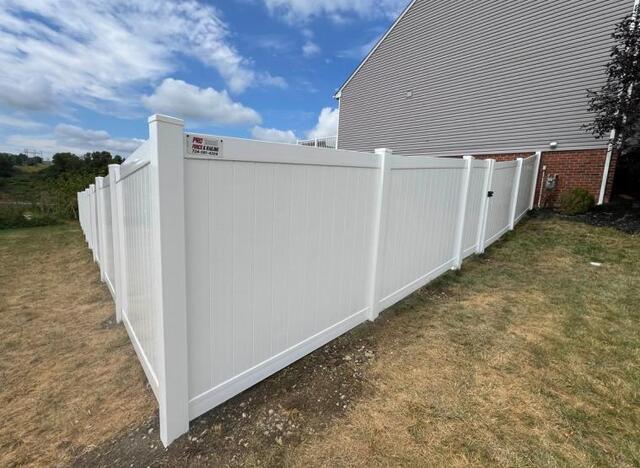 6' Acadia Privacy White Vinyl Fence / (1) 4' gate