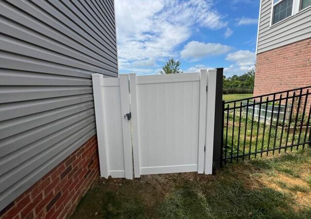 6' Acadia Privacy White Vinyl Fence / (1) 4' gate
