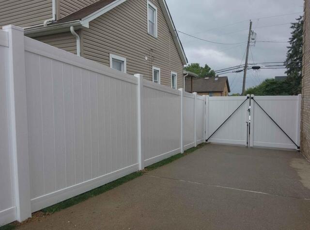 6' Acadia Privacy White Vinyl Fence/ 10' Wide Double Gate