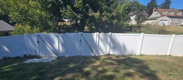 6' Acadia Privacy White Vinyl Fence.