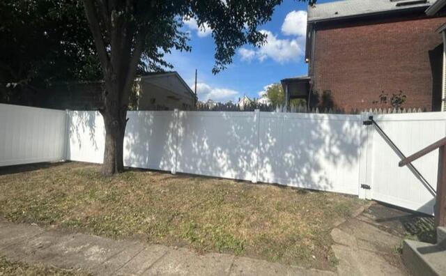 6' Acadia Privacy White Vinyl Fence /(1) 4' gate / (1) 3' gate