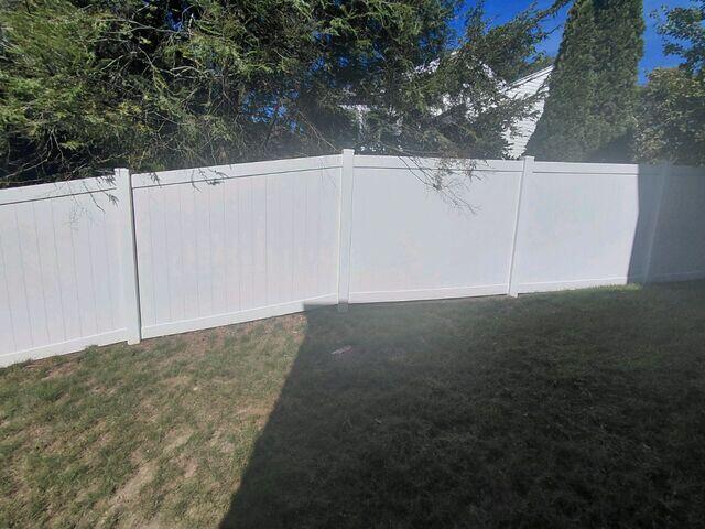 Vinyl Fence after cleaning