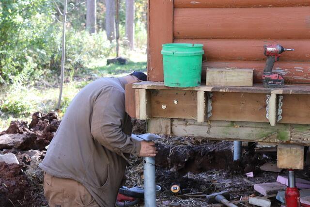 Justin Placing Top Bracket of SmartJack® System