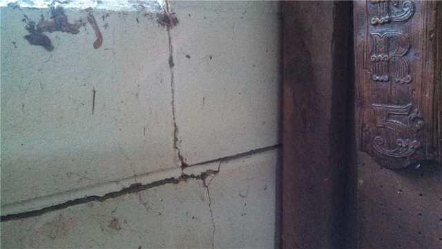 Wall crack 