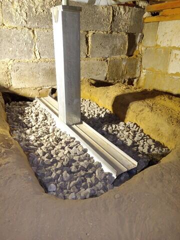 Gravel and aluminum footer