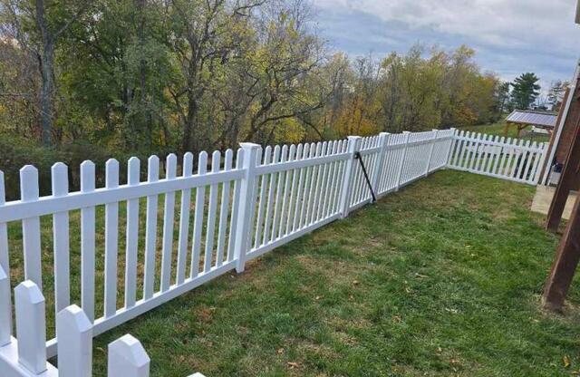 4' Olympic Picket White Vinyl Fence/ (1) gate / New England Caps
