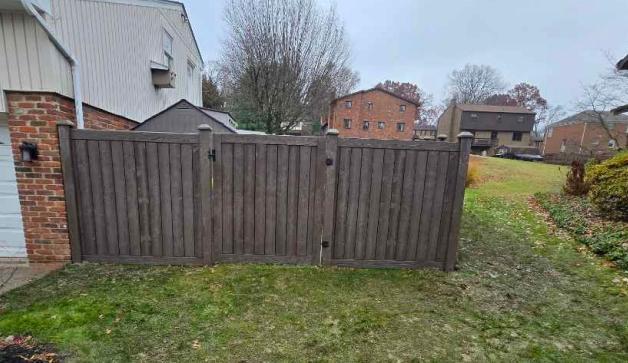 Sherwood 6' Privacy Walnut Brown Vinyl Fence/ (2) Gates / Flat Caps