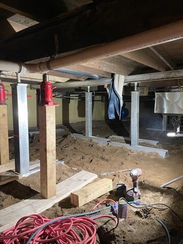 Temporary jacks used during lift