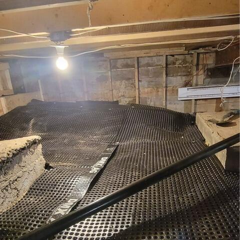 Optimized drainage for a dry crawl space