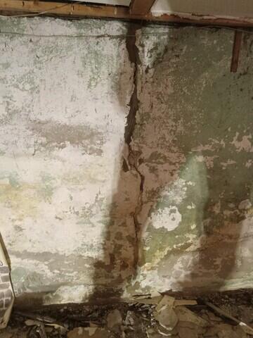 Wall crak.