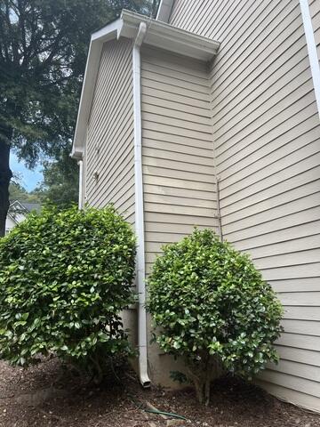 No downspout extenstion.