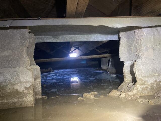 Water Lines on Porous Block
