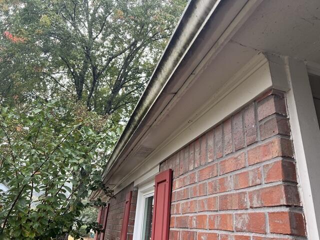 Inspecting the soffit & fascia