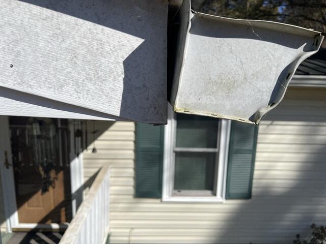 Gutter seperating from the home.