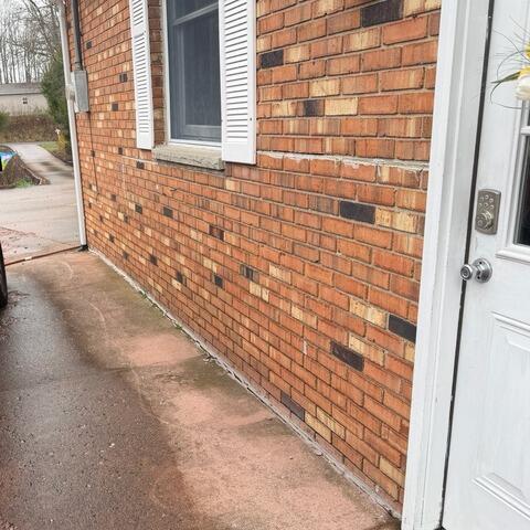 Horizontal Brick Cracks
