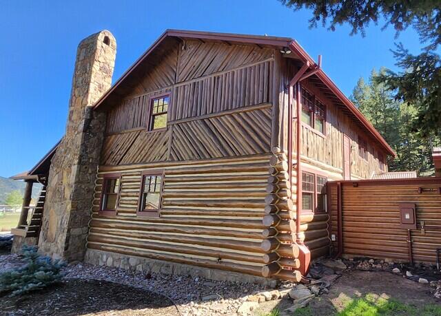Log cabin with radon system