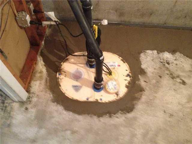 <p>Installer un syst&egrave;me de pompes de puisard est imp&eacute;ratif dans un sous-sol. Il nous permet de connecter le drain int&eacute;rieur afin de drainer l'eau, mais aussi de drainer l'eau d'en dessous le plancher afin de baisser le niveau d'humidit&eacute;.</p>
<p>Le syst&egrave;me <a title="Pompe de puisard &agrave; Brossard Qu&eacute;bec" href="https://www.systemessoussolsquebec.ca/pompe-de-puisard.html" target="_blank">TripleSafe </a>que vous voyez dans la photo a 3 pompes dont une pompe d'appoint qui fonctionne sur batterie, afin de fonctionner continuellement et minimiser le risque d'infiltration d'eau au sous-sol.</p>