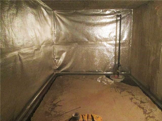 <p>Vous pouvez voir ici l'installation du drain int&eacute;rieur, de la pompe de puisard pour drainer l'eau du drain et de sous la dalle, ainsi que l'installation de la membrane &eacute;tanche sur les murs de fondation.</p>
<p>La membrane <a title="Isolation des murs de sous-sol" href="https://www.systemessoussolsquebec.ca/impermeabilisation-sous-sol/isolation-du-sous-sol.html" target="_blank">ThermalDry</a> a plusieurs fonctions; elle draine l'eau des fissures des murs de fondation vers le drain int&eacute;rieur, elle arr&ecirc;te l'humidit&eacute; des murs de se propager dans le sous-sol et finalement, elle r&eacute;fl&egrave;te les rayons de chaleur vers l'int&eacute;rieur dans les cas o&ugrave; vous chauffez votre sous-sol, r&eacute;duisant ainsi vos d&eacute;penses en &eacute;nergie.</p>