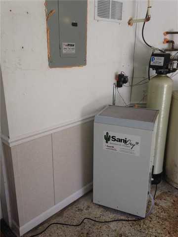 <p>The SaniDry removes moisture from the basement and keeps the humidity level low.</p>