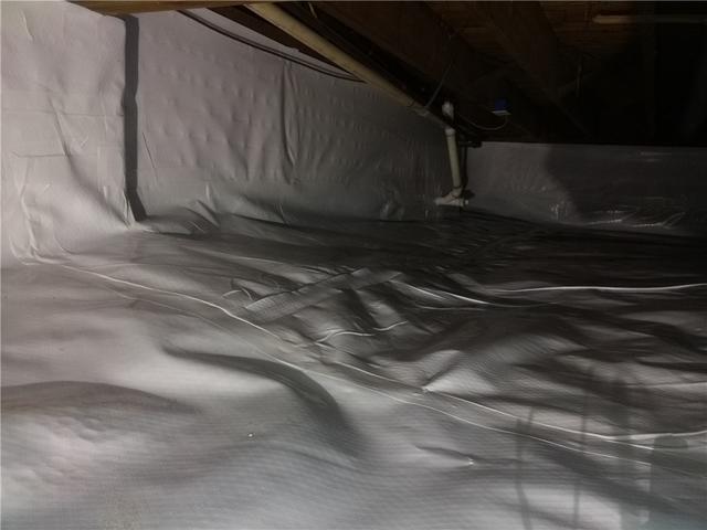 <p>Now this crawl space is dust-free and will keep moisture out.</p>